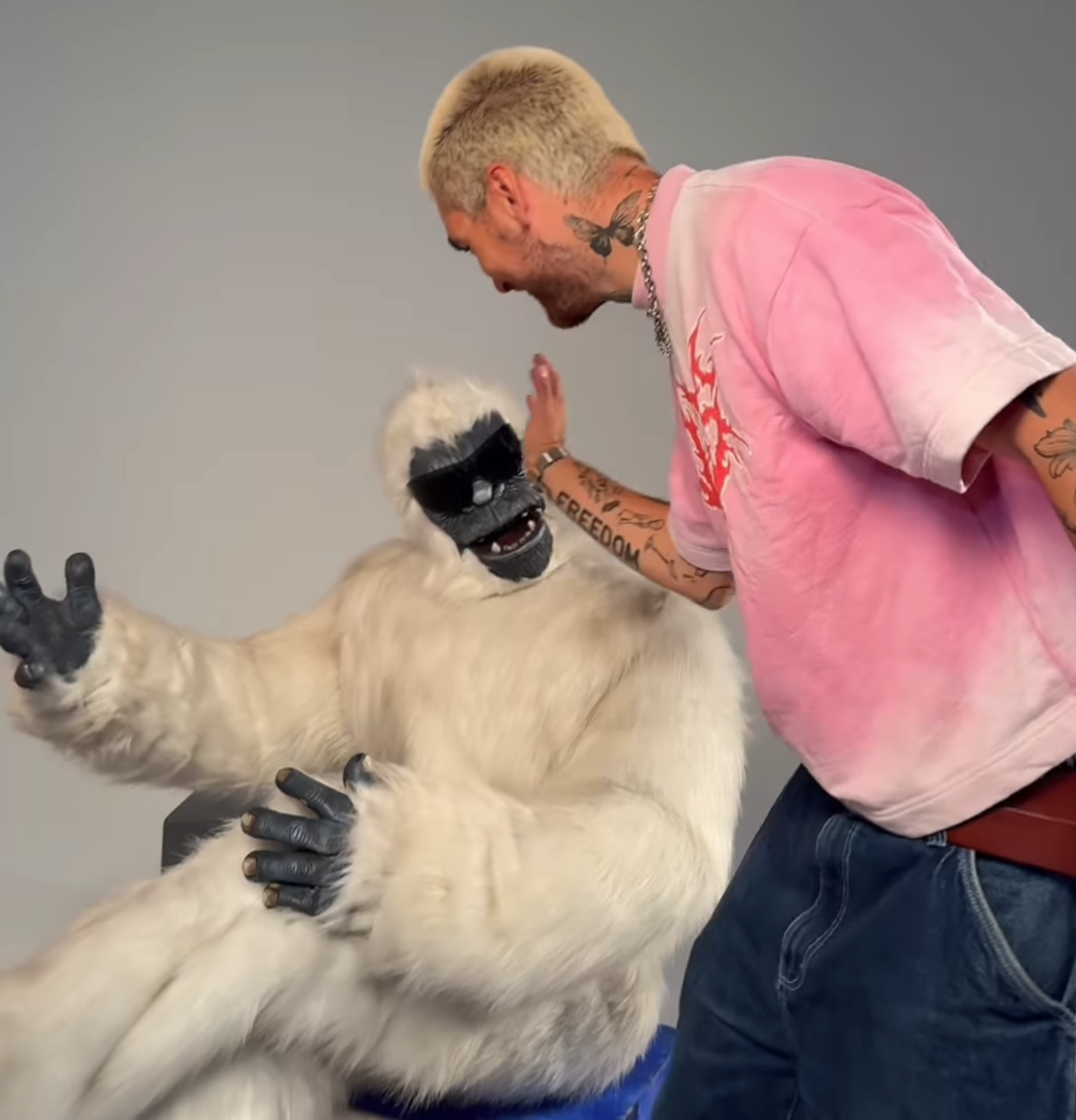 Le photographie Alexis Pavlov accompagné du Yeti lors d'un shooting photo