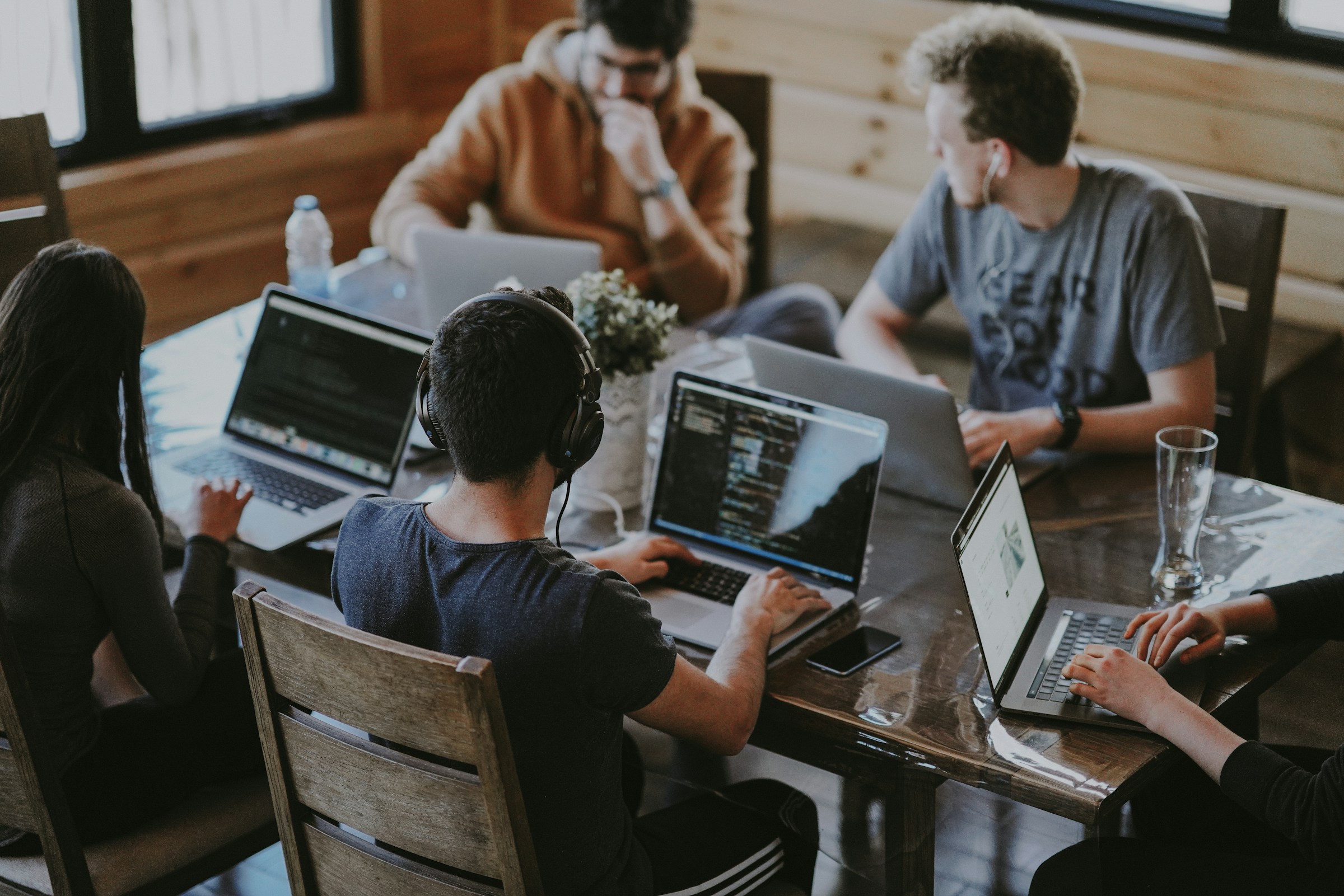 Des jeunes sur l'ordinateur autour d'une table