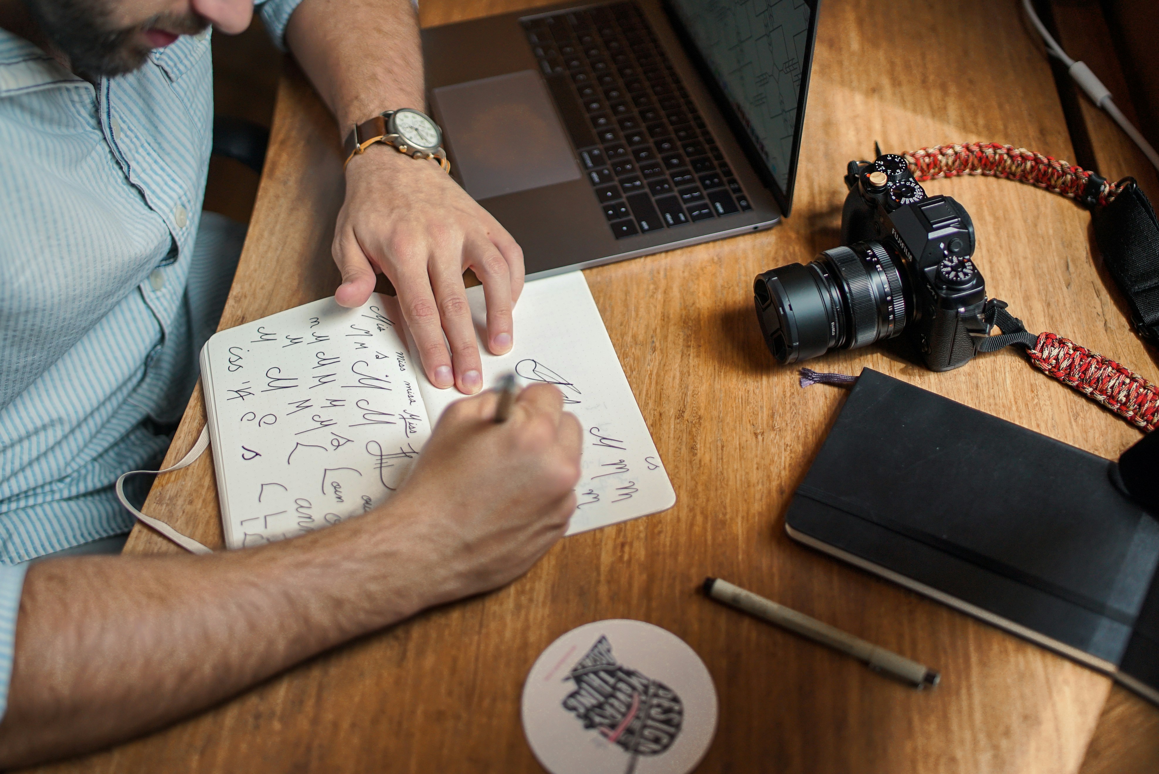 Un créatif créée des logos sur son carnet de croquis