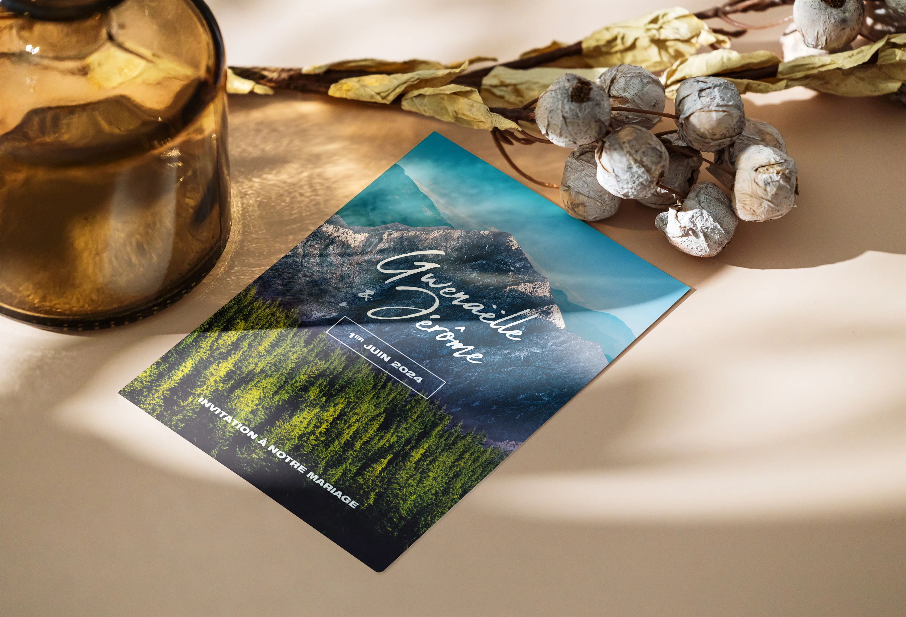 Invitation mariage avec découpe montagne et design naturel.